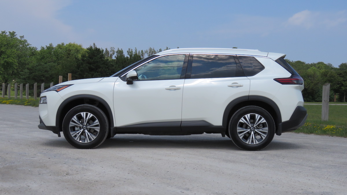 Nissan Rogue Canada side static