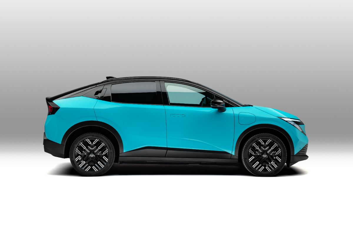 2026 Nissan Leaf review blue side static