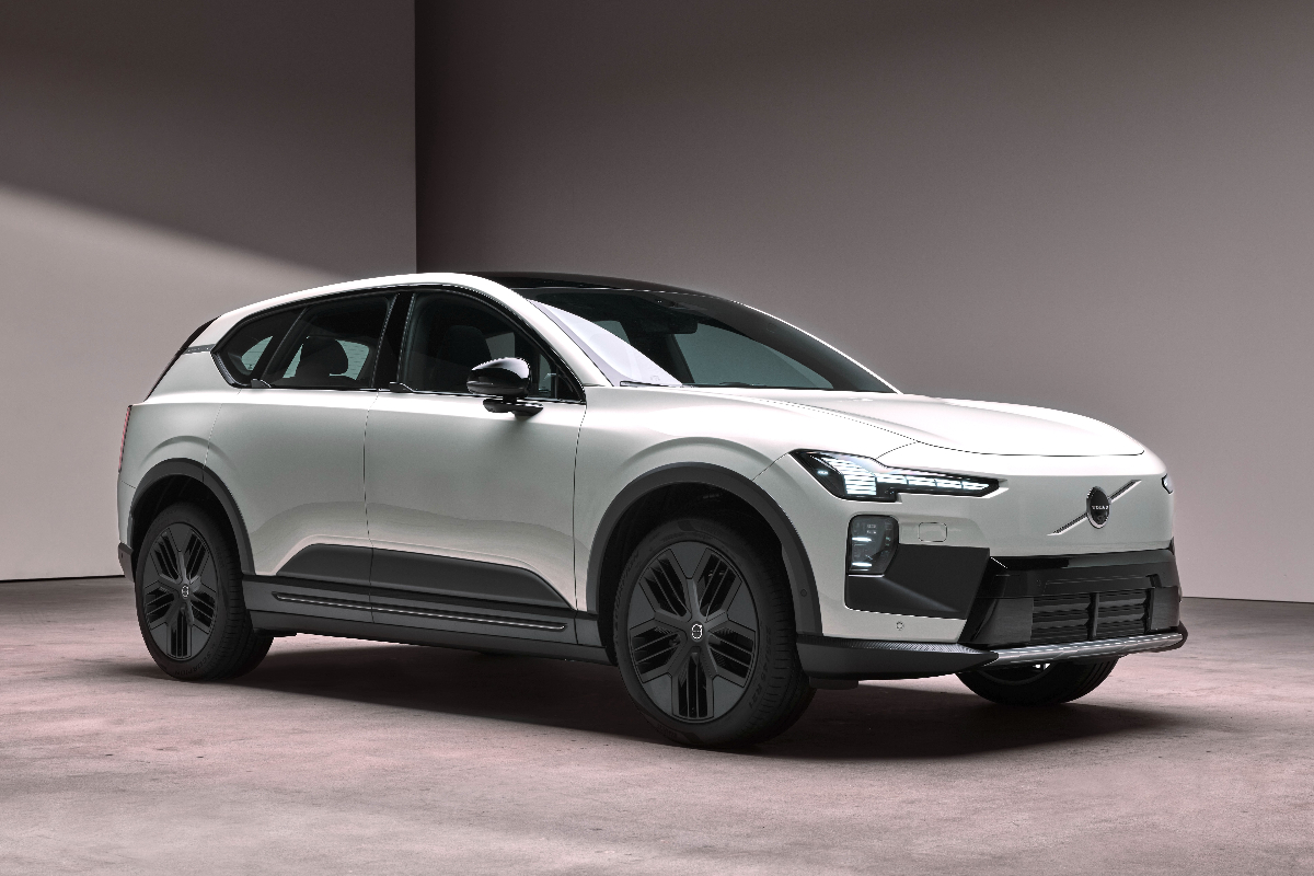 2026 Volvo EX60 Cross Country front 3 4 1