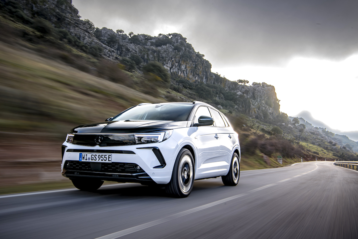 Vauxhall Grandland GSe front tracking