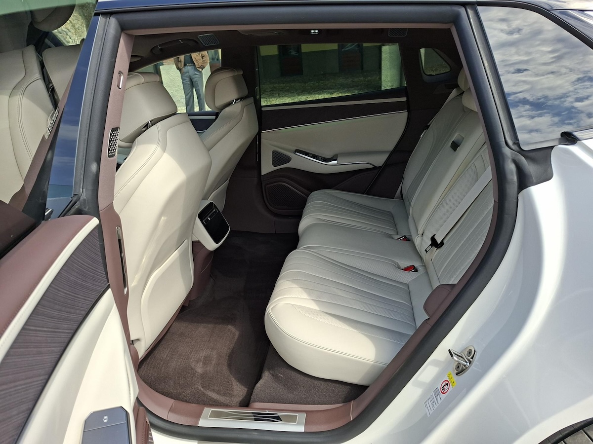 Denza Z9GT rear seat