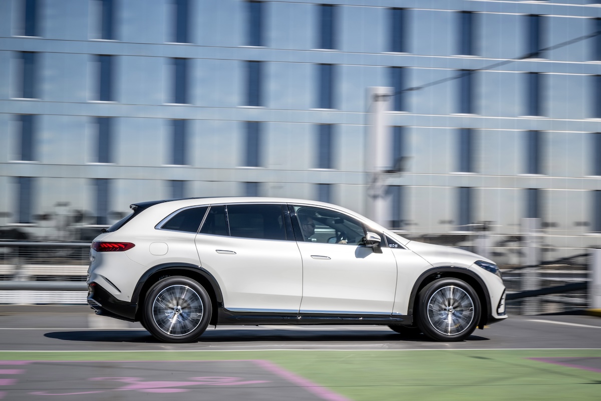 Mercedes EQS SUV side