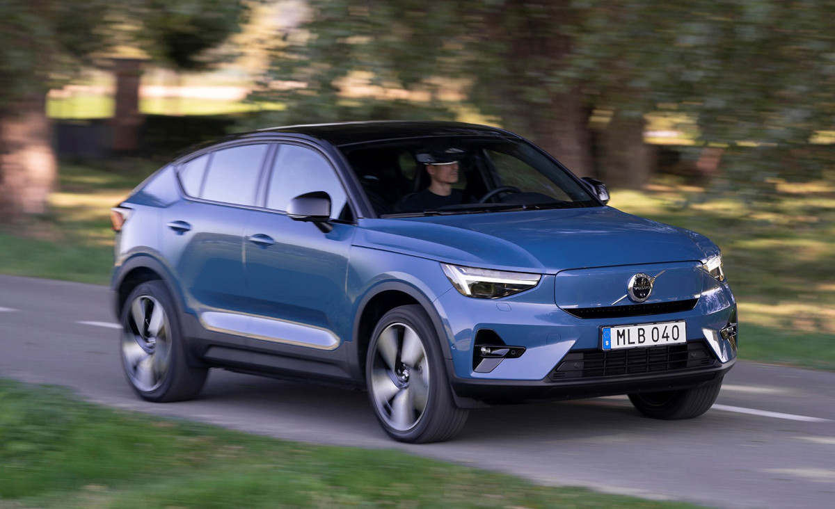 Volvo C40 front driving