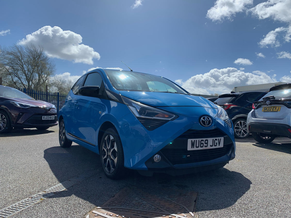 Toyota Aygo blue front static 3