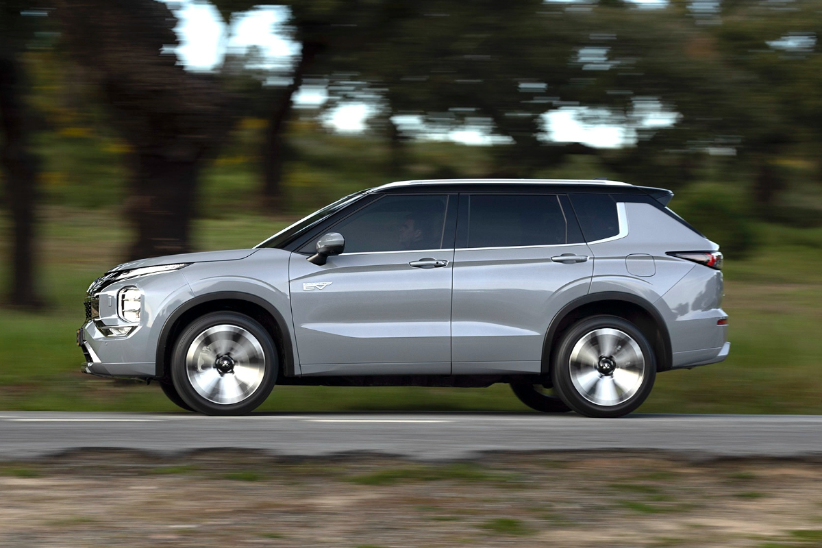 Mitsubishi Outlander 2026 driving side
