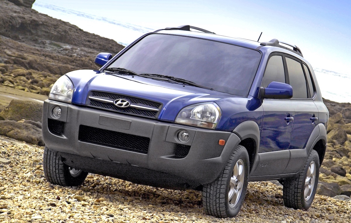 Hyundai Tucson mk1 blue front static on beach