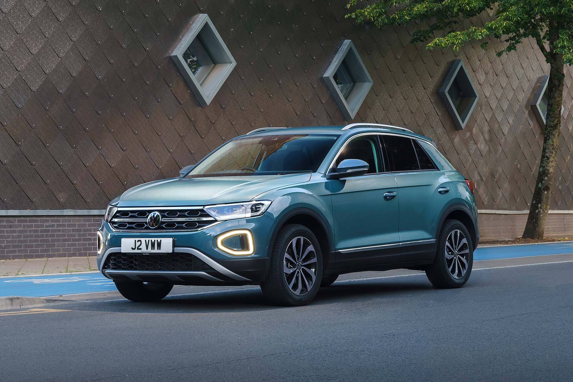 Volkswagen T-Roc front three-quarter 