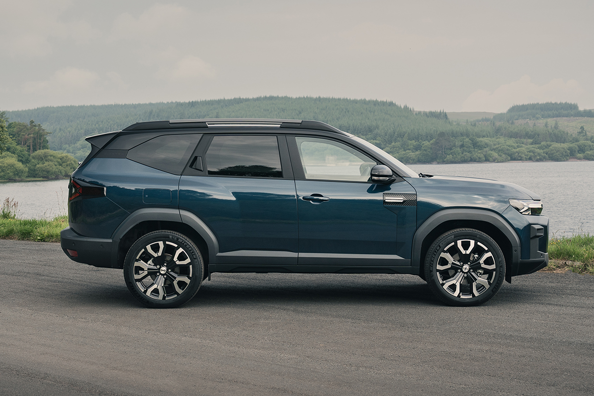 Dacia Bigster review dark blue side static