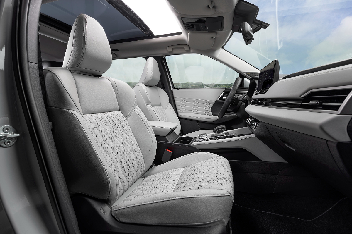Mitsubishi Outlander PHEV 2026 interior 2