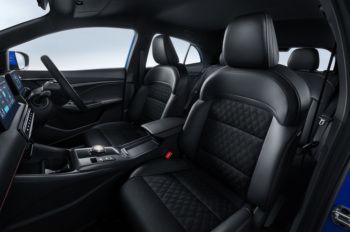 MG3 Hybrid cabin