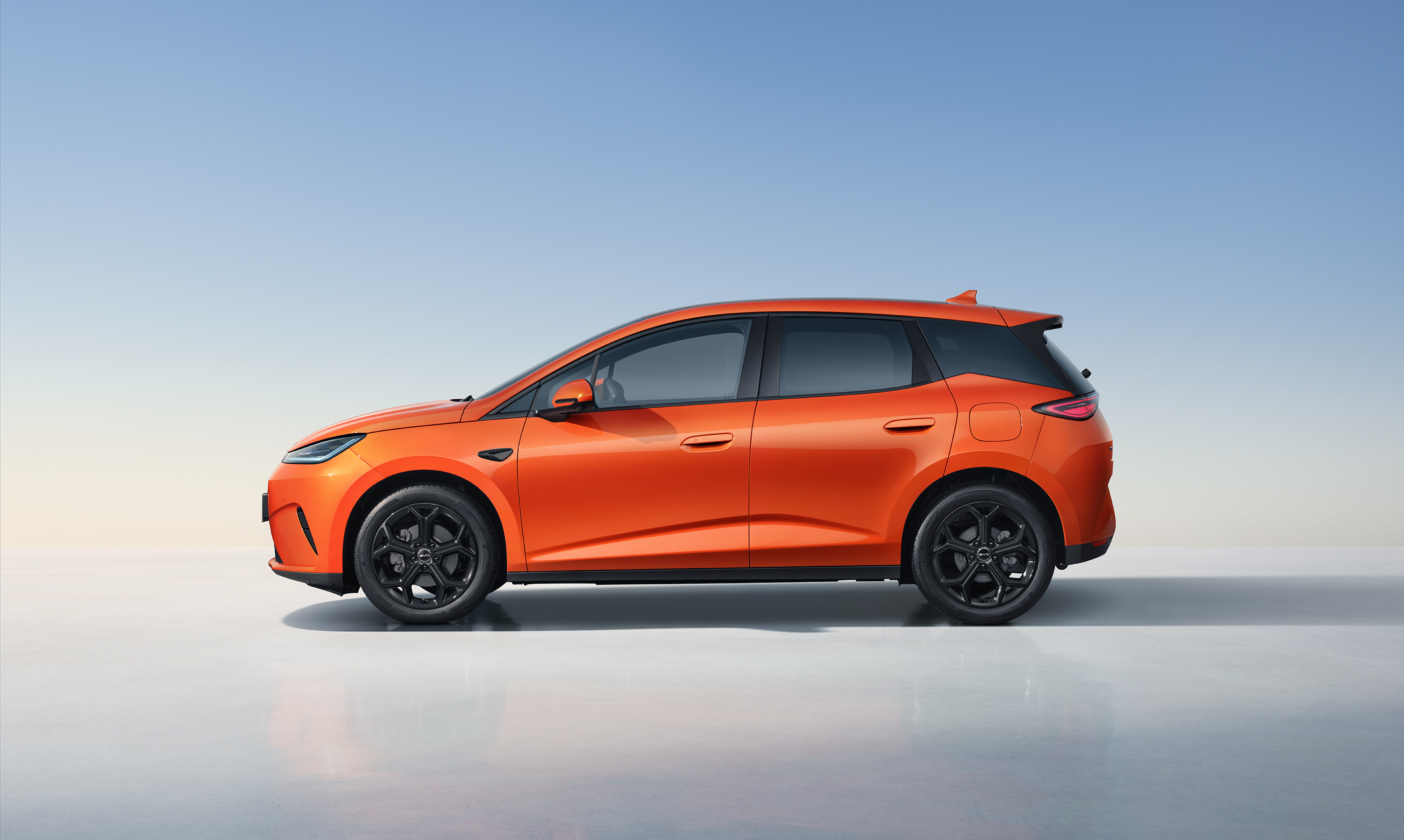 BYD Dolphin G DM-i side