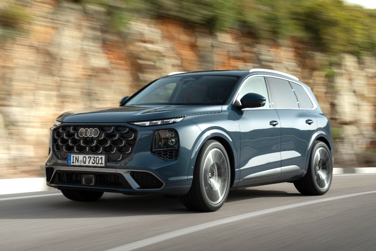 Audi Q7 2026 front driving
