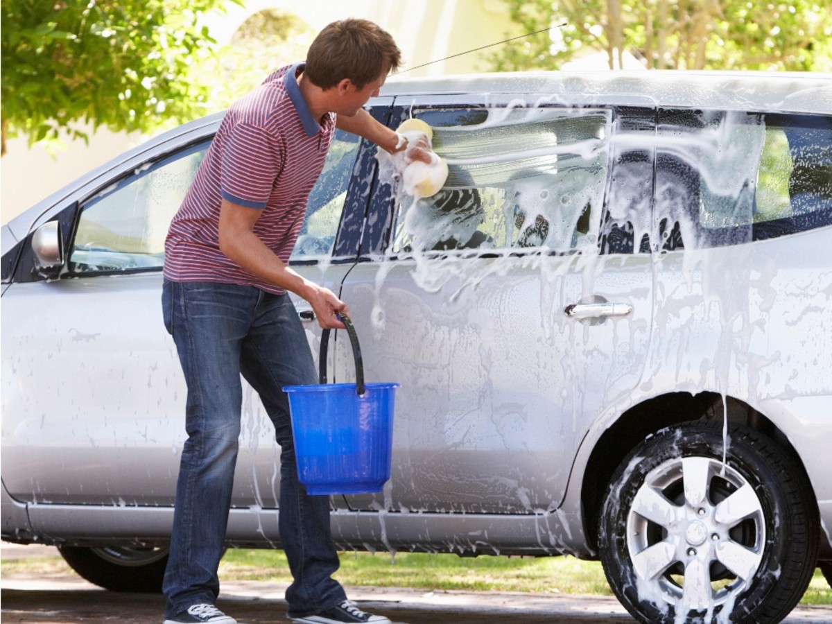 Getting washed. Мытье машины. Мойка для машины из ведра. Моет машину. Помывка автомобиля.