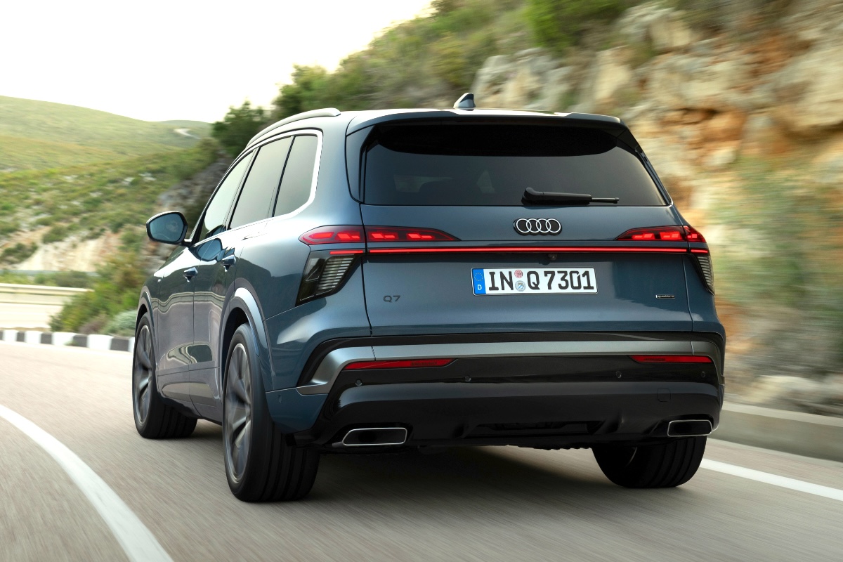 Audi Q7 2026 rear driving
