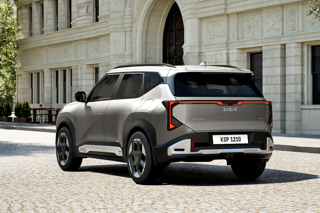 2026 Kia Seltos rear 3 4 2