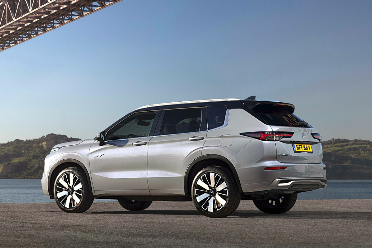 Mitsubishi Outlander PHEV 2026 rear 3 4 2