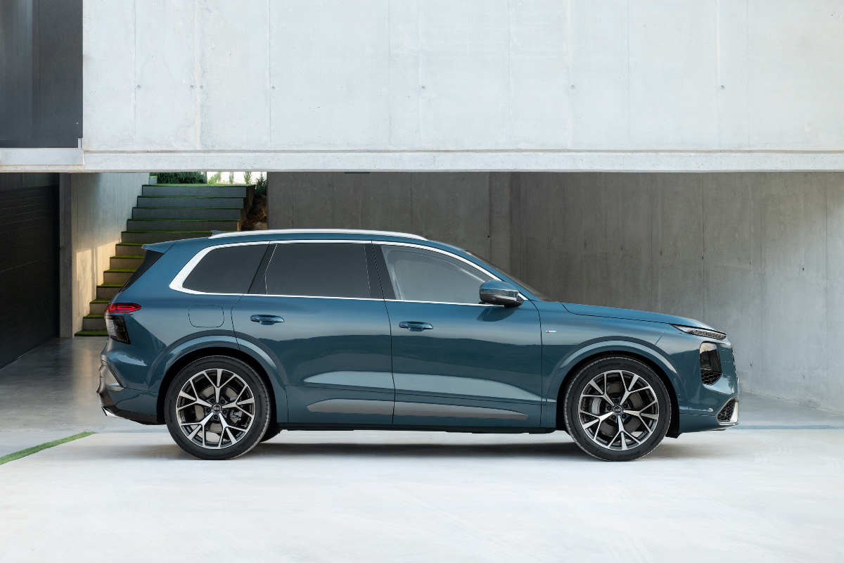 2026 Audi Q7 side
