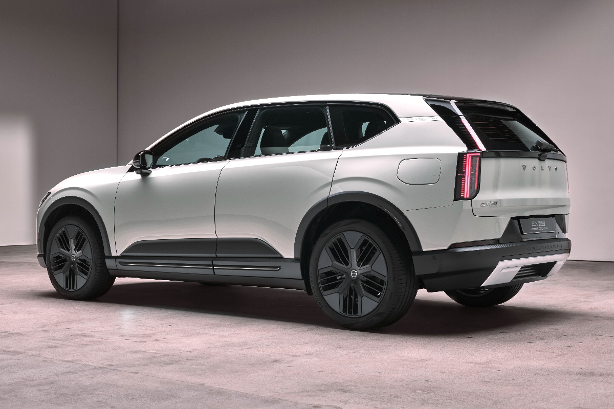 2026 Volvo EX60 Cross Country rear 3 4 1