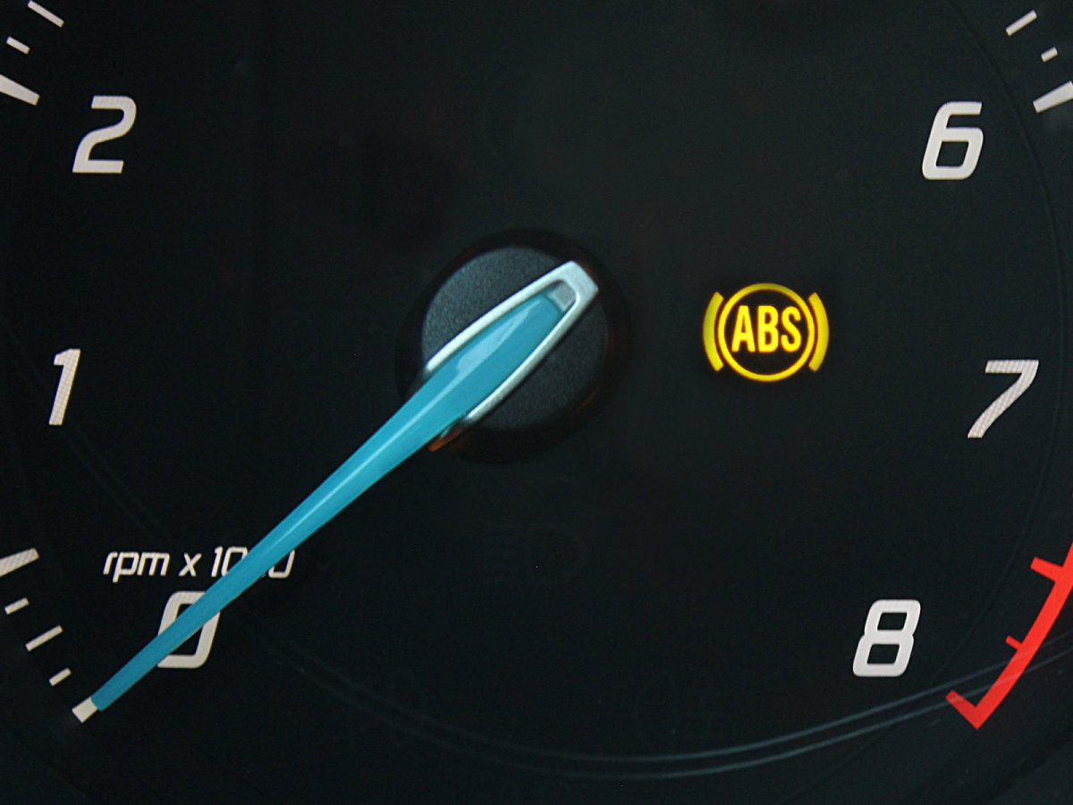 10 Dashboard Warning Lights Every Driver Should Know