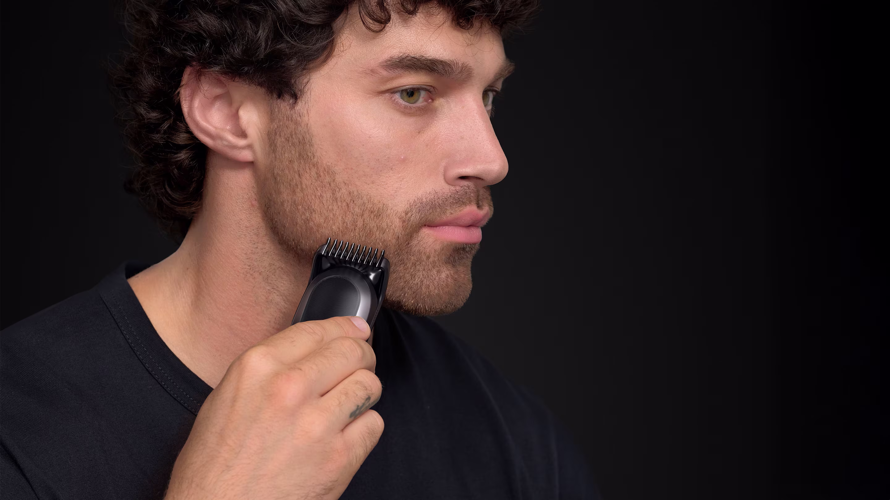 Un homme utilisant le produit sur sa joue