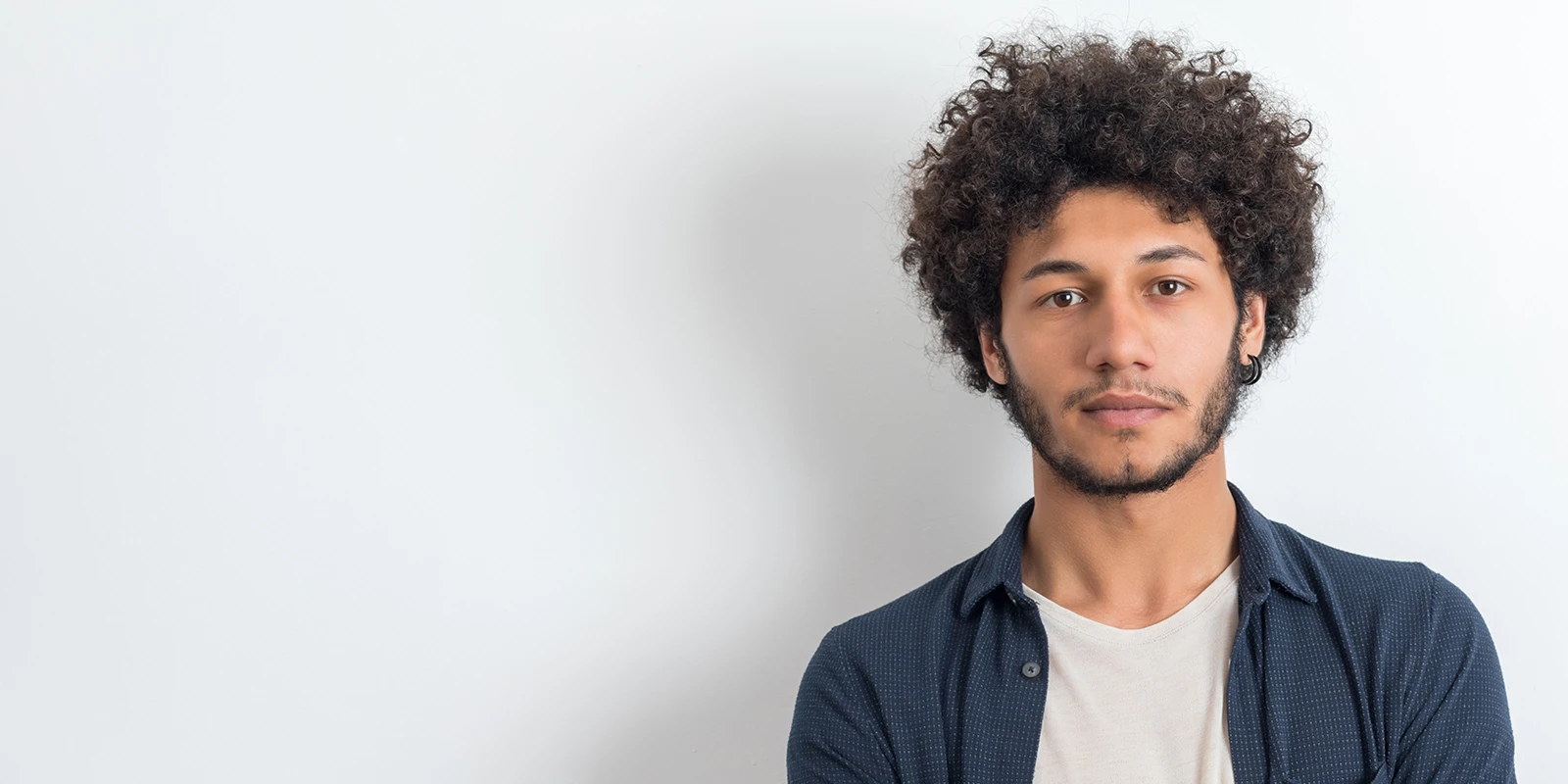 Quelles causes se cachent derrière une barbe inégale ?