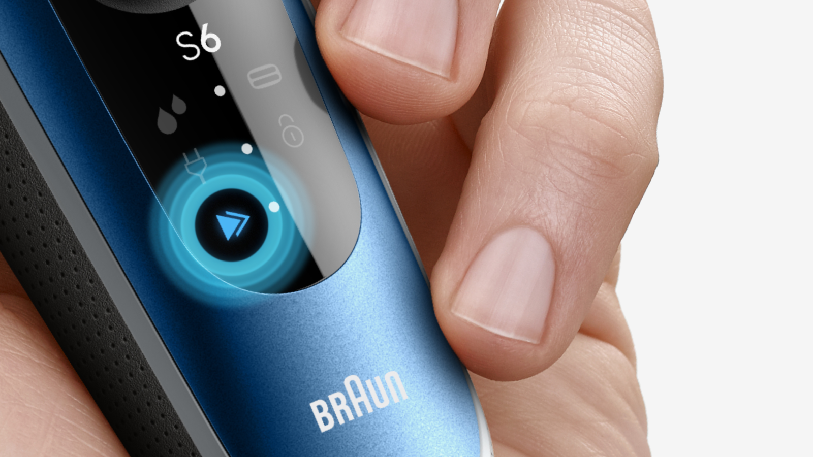 Hand holding shaver device, two triangles symbolizing the "Turbo mode" are shining blue, framed by a blue circle