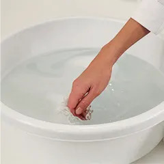 3. Fill two tubs with water.