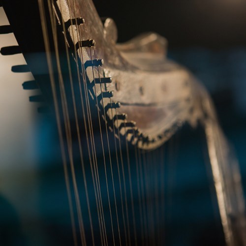 An image of a harp close up.