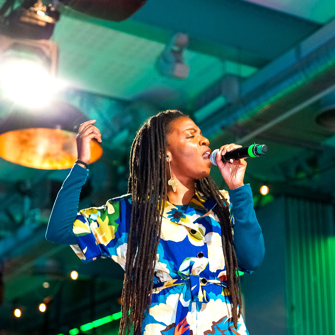 A woman singing in the guinness storehouse