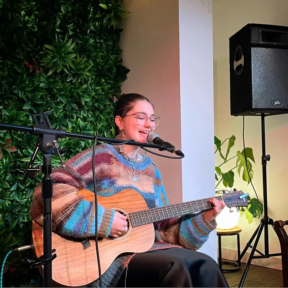 open-mic-guitar
