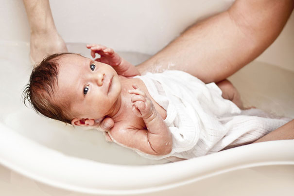 newborn-bathing newborn-bathing