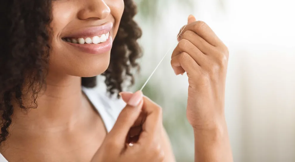 Should You Floss Before Or After Brushing? What Dentists Say | Byte ...