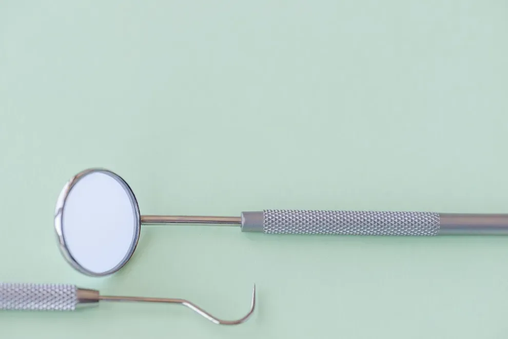 Is it Safe to Use a Plaque Scraper at Home? A Dentist’s Advice Byte