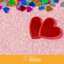 photo carrée avec logo mama bears, fond jaune, photo de deux coeurs sur fond rose et confettis coeur
