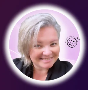 photo carrée sur fond violet femme cheveux blancs mama bears