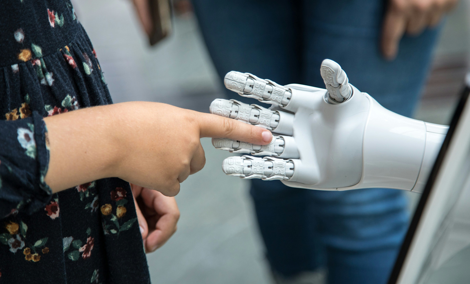 AI voice agents and human