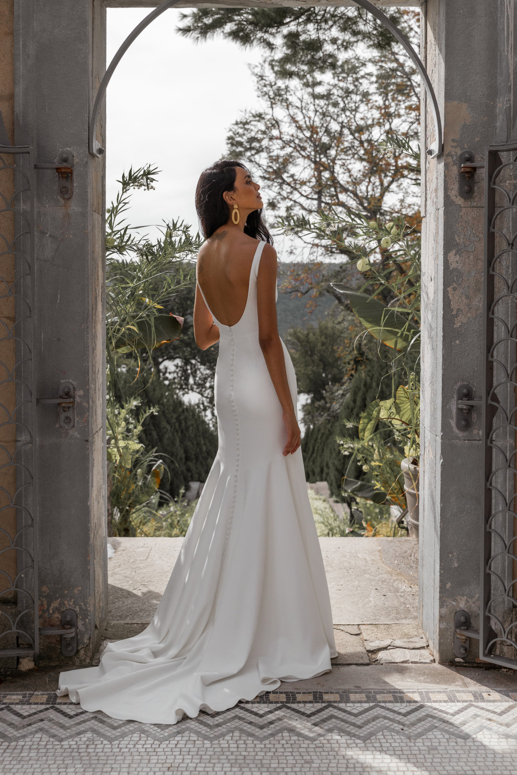 Jenny_by_Jenny_Yoo_Bridal_Ivette_Wedding_Dress_Boat_Neck_Open_Back_fit_and_flare_fw20_campaign_crop_3794