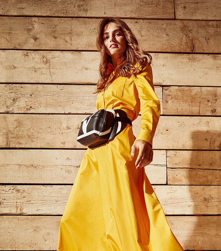 Deshalb kommt jetzt auch bei Valentino verst&auml;rkt nichts anderes auf die Tasche als das Logo in Form eines gro&szlig;en &bdquo;V&lsquo;s&ldquo; oder die Abk&uuml;rzung &bdquo;VLTN&ldquo;. 