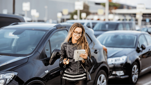 Kobieta czyta umowę wynajmu długoterminowego 