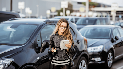 Kobieta czyta umowę wynajmu długoterminowego