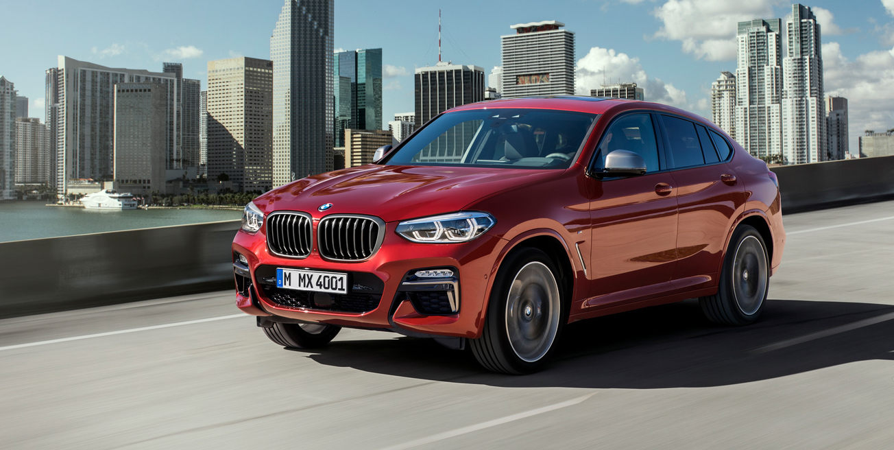 BMW X4 jadące na tle miasta