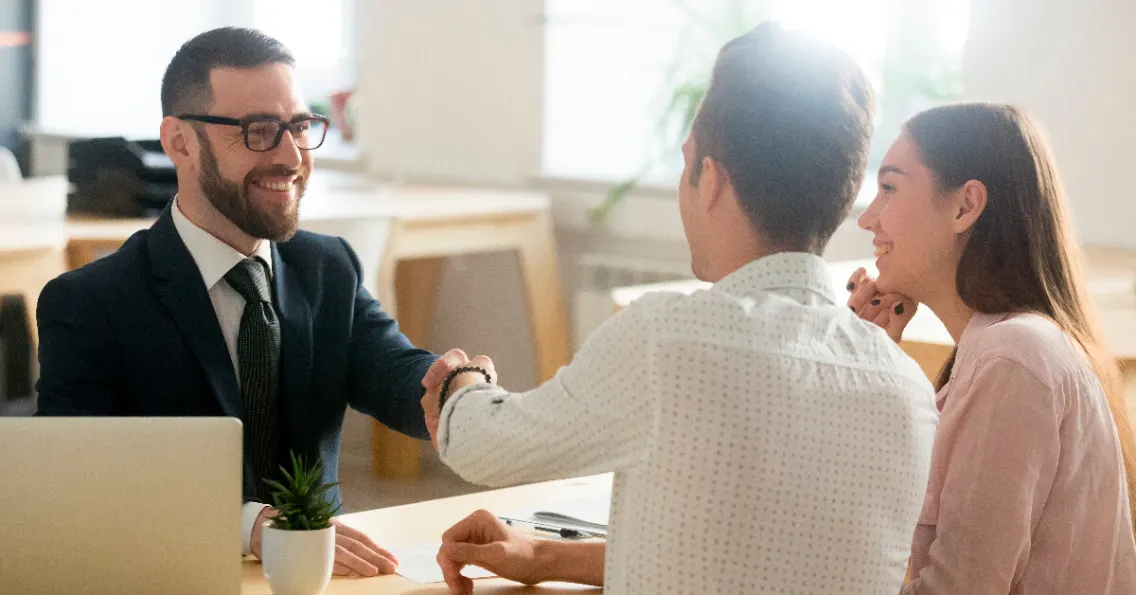 Personas hablando de los mejores Leasing habitacionales