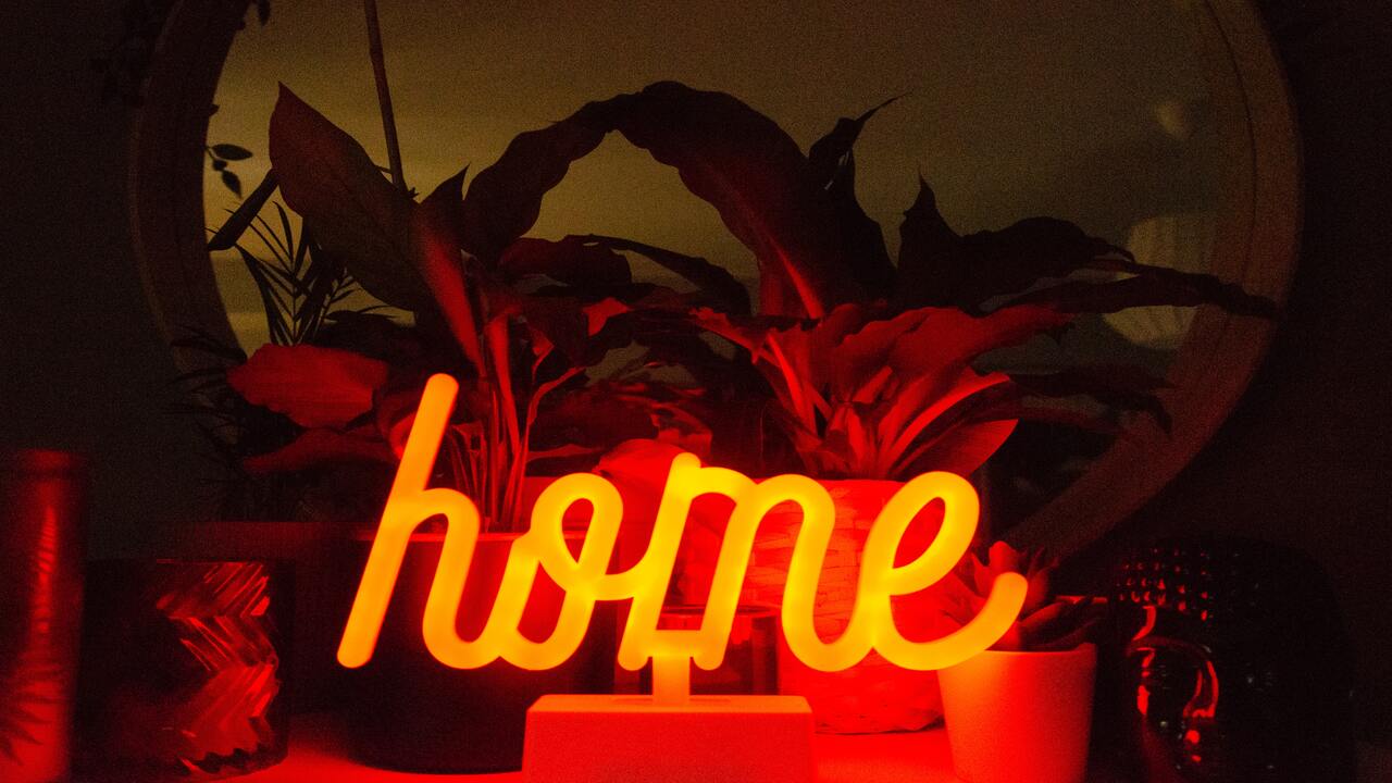 Decorar con luces de neón para iluminar tu casa - La Haus