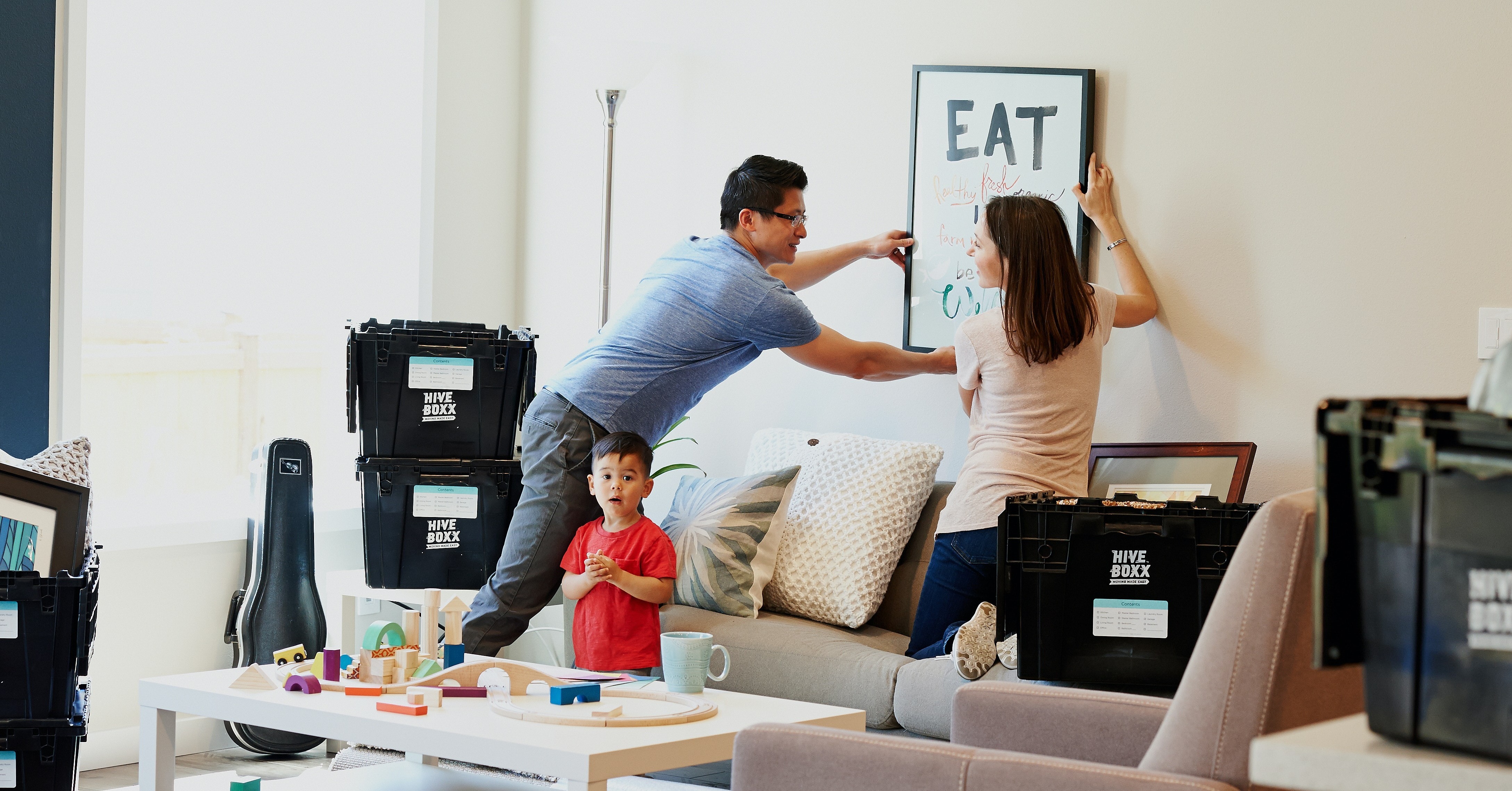 Familia disfrutando de haber comprado un inmueble