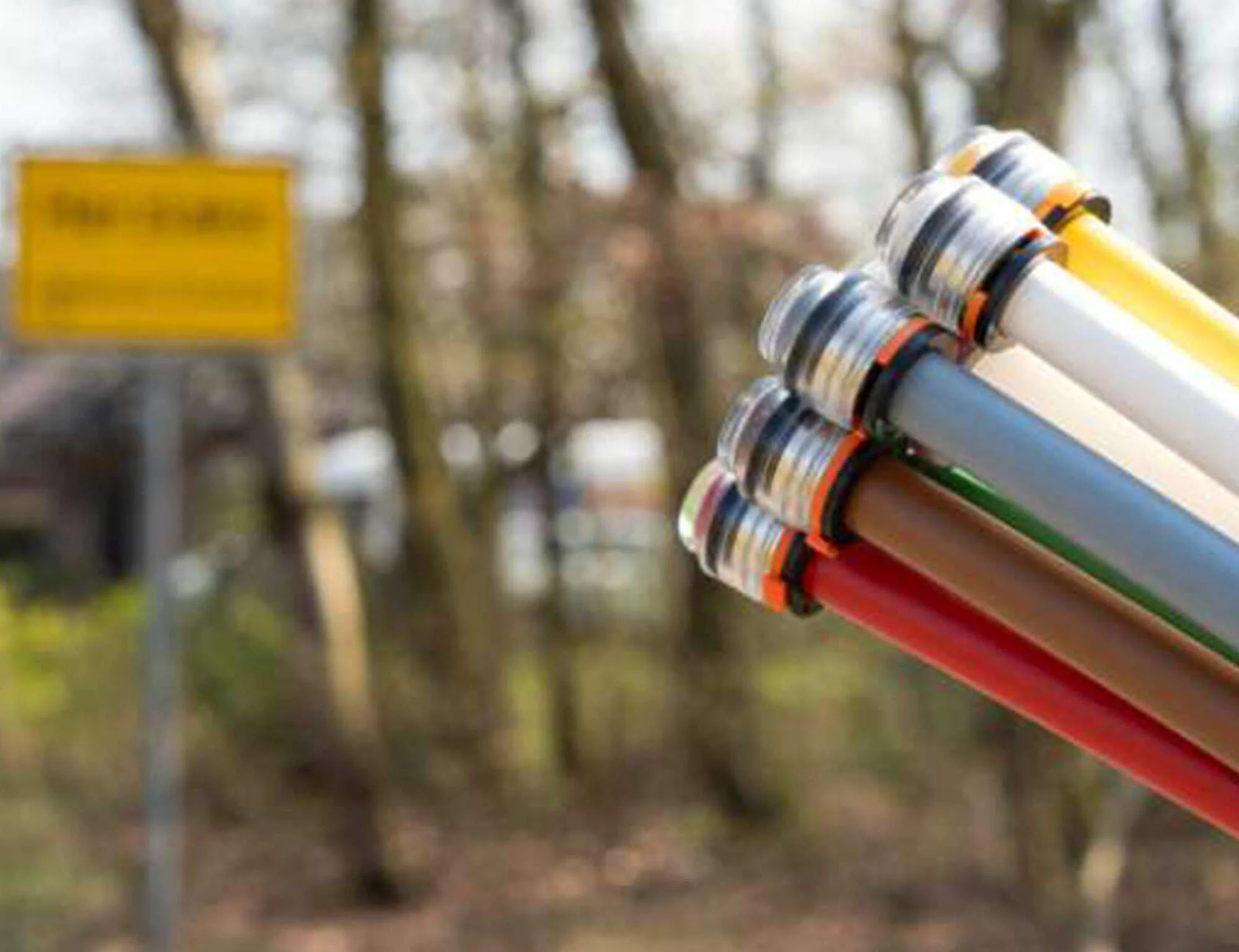 Glasfaser Kabel Rohre vor einem Ortseingang - Unser Anspruch Deutsche Glasfaser