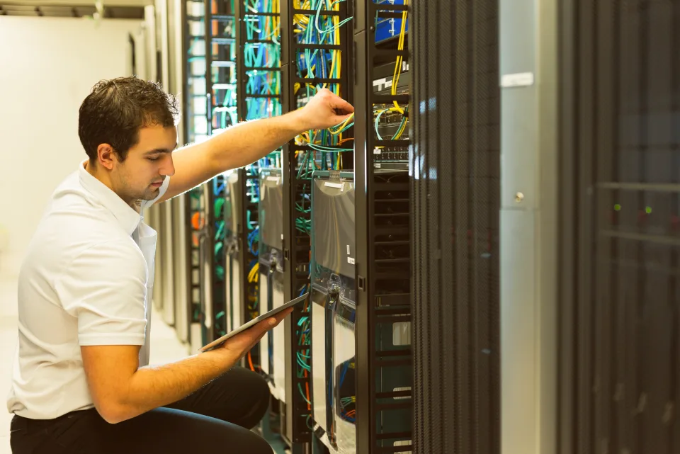 Monitoring & Netzwerksicherheit - Person arbeitet an den Servern
