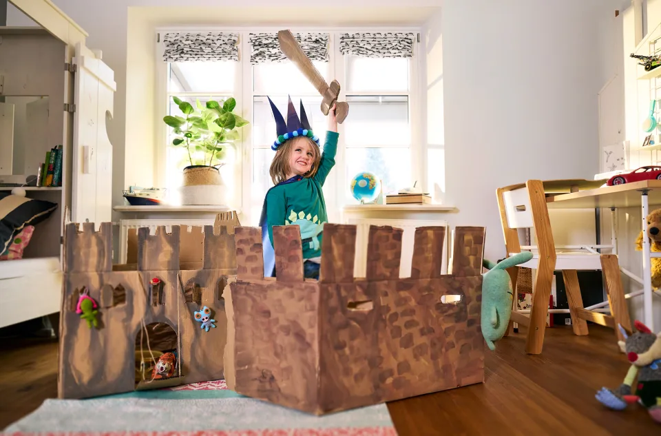 DG WLAN Plus Router - Kind hat sich ein Schloss aus Kartons gebaut