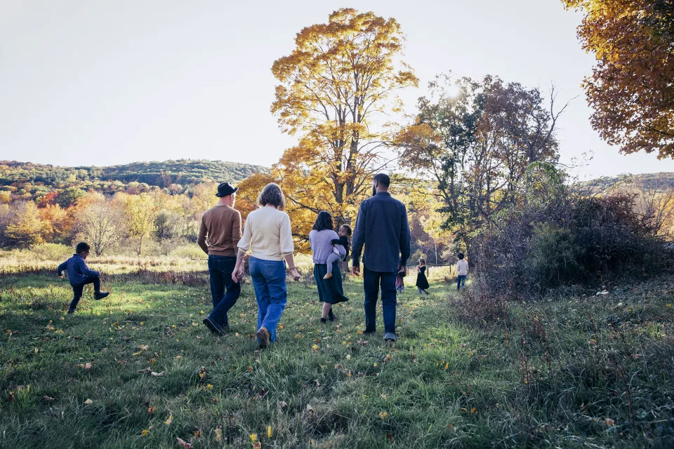 Deutsche Glasfaser Leitungswege vorbereiten, Familie geht im Wald spazieren von Sonnenuntergang