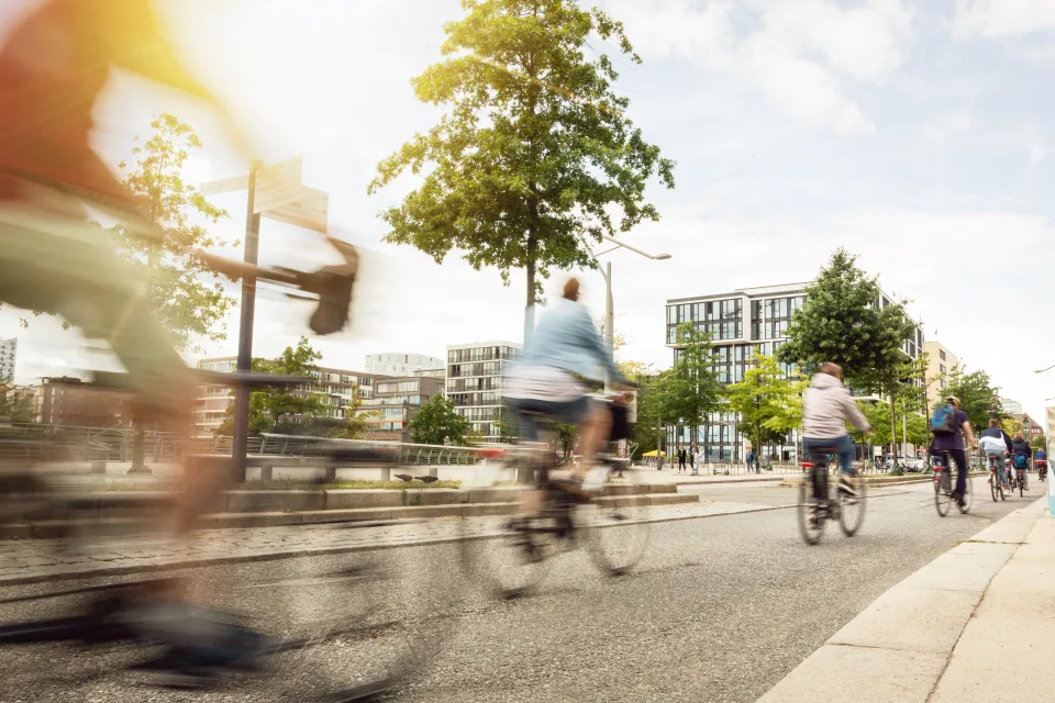 FTTH - Glasfaser bis ins Unternehmen, Fahrradfahrer auf dem Weg ins Büro