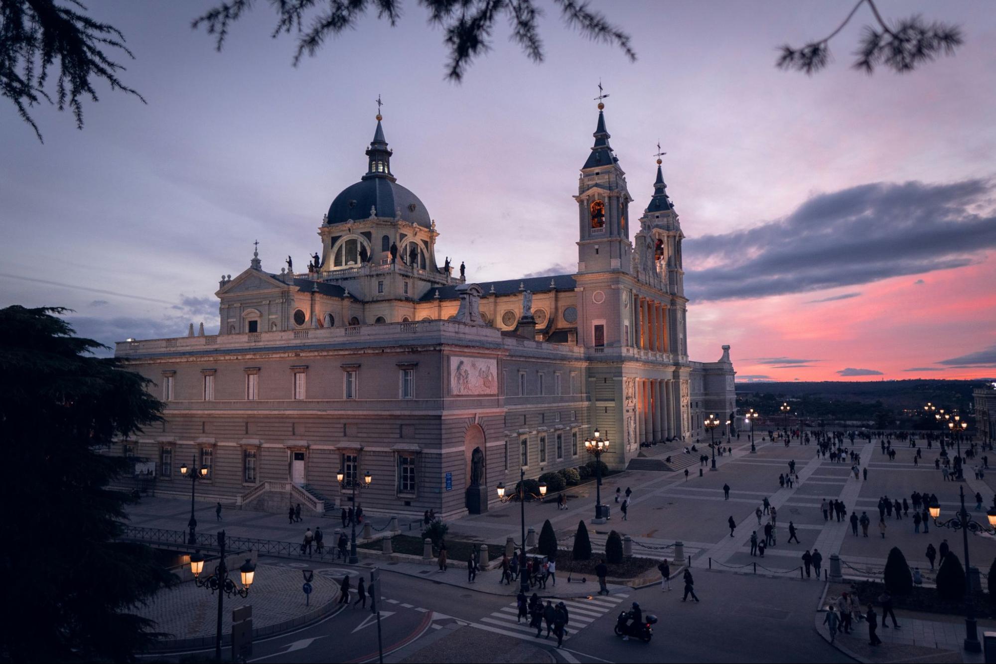 馬德里景點 9. 阿穆德納聖母主教座堂（Catedral de la Almudena）